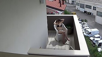 Vídeo Pov De Uma Jovem Italiana Espionada Se Dando Prazer Na Varanda