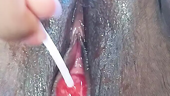 Adolescente Bisexual Con Gran Clítoris Recibe Placer Oral En Su Vagina