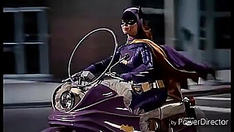 סיפור המקור של Batgirl מתפתח עם משחק לטקס חושני