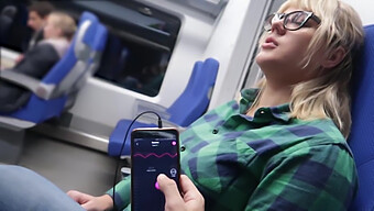 Experimenta Un Orgasmo Público Con Un Masajeador De Varita Mágica En El Tren