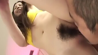 Intensa Pareja Japonesa Explora El Placer Oral Y Peludo Con Rika Koizumi