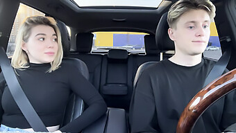 Pov-Video Von Einem Blonden Mädchen, Das In Einem Taxi Handjob Und Kopf Gibt