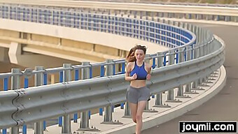 Adolescente Morena Recibe Una Corrida Después De Su Entrenamiento