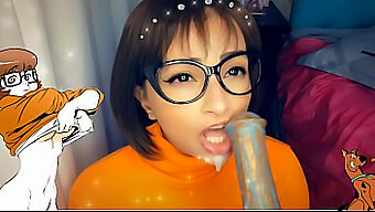 Vídeo Inspirado No Scooby Doo: Velma Faz Um Boquete Desleixado Para Um Pau Grande