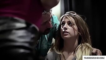 Kristen Scott, Une Adolescente Handicapée, A Des Relations Sexuelles Hardcore Avec Un Couple Plus Âgé.