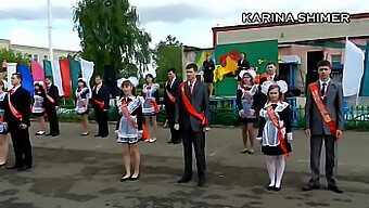 ロシアのティーンが制服姿でダンスのスキルを披露!