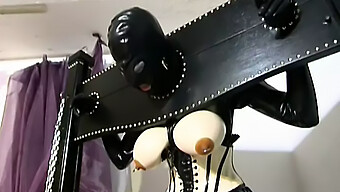 مراهقة تعطي العادة السرية ولعبة Bdsm في ملابس اللاتكس