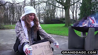 Jong Meisje Bunny Babe Geniet Van Een Unieke Lunch Met De Penis En Het Wafeltje Van Haar Opa.