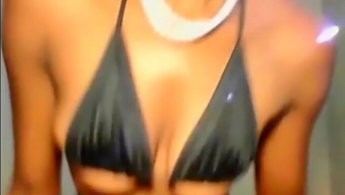 Amateur Ebony Luder Vergnügt Sich Vor Der Webcam