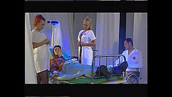 Garoto Solo Loiro Explora Fantasias Hospitalares Com Corset E Brincadeira Anal