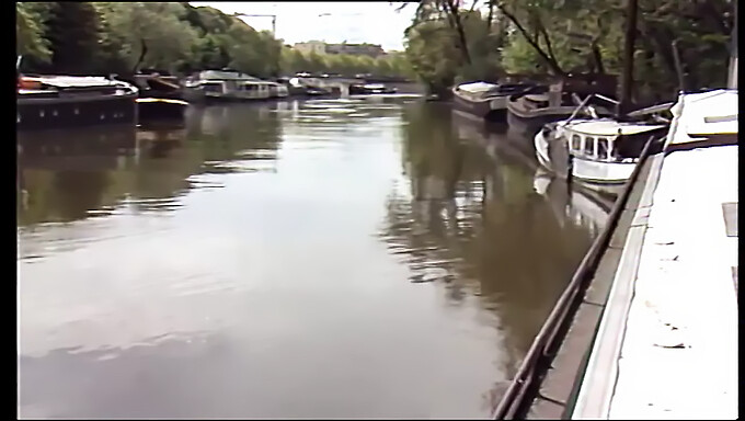 "The Boat People" Di Yves Baillat: Viaggio Trasparente E Rivelatore Sull'Acqua. Non Perdere Questo Video Bollente E Piccante!