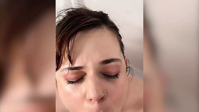 Elise Lee Fait Une Gorge Profonde Et Reçoit Un Facial En Pov