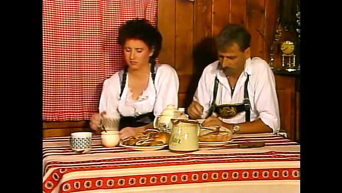 Vintage Německá Chlupatá Kundička Dostává Klasický Výstřik Na Nedělní Poštěváček Heidi