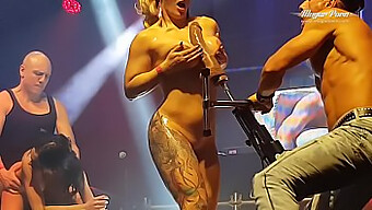 Gruppsex Med Stora Bröst På Erotisk Festival